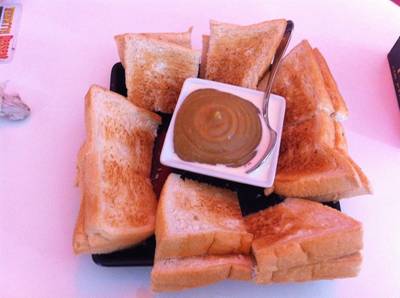 ขนมปัง สังขยา ที่ ร้านอาหาร โกปี๊ เดอ ภูเก็ต