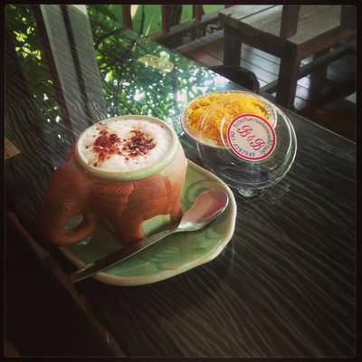 คาปูชิโน่ร้อน+เค้กฝอยทอง ที่ ร้านอาหาร B&B ชิฟฟ่อนเค้กมะพร้าวน้ำหอม บ้านแพ้ว,นิคมอุตสาหกรรมสมุทรสาคร