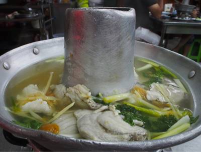 เนื้อปลาเก๋าต้มบ๊วย ที่ ร้านอาหาร ปิ่นเกล้า หัวปลาหม้อไฟ