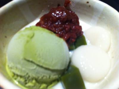 ไอศครีมชาเขียว+โมจิ+ถั่วแดงในน้ำเต้าหู้ ที่ ร้านอาหาร Ootoya J Avenue