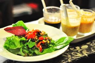 มีน้ำสลัดให้เลือก 4 อย่างอ่า ที่ ร้านอาหาร Chili La Roni