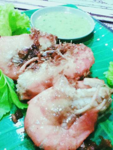 กุ้งแม่น้ำทอดกระเทียม 80฿ ที่ ร้านอาหาร ร้านพี่อ้อ