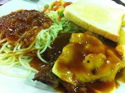 สเต็กหมู+สปาเก็ตตี้ ที่ ร้านอาหาร สเต็กสามย่าน (ทูเดย์ สเต็ก)