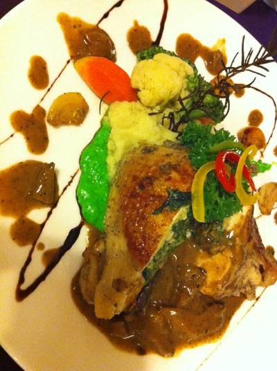 สเต็กไก่สอดใส้ผักโขมอบชีส อร่อย! ที่ ร้านอาหาร Wine Deni Cafe & Restaurant