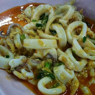ปลาหมึกผัดผงกระหรี่(น้ำมันงา) ที่ ร้านอาหาร เส่ย