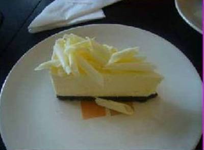 ไว้ท์ชอคโกแลตมูสเค้ก เค้กอันนี้ก็ชอบค่ะ ไม่หวานมาก ที่ ร้านอาหาร Cherubin