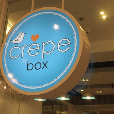 ป้ายของร้าน crape box สีฟ้าน่ารักดีนะคะ ที่ ร้านอาหาร Crepe Box Terminal 21