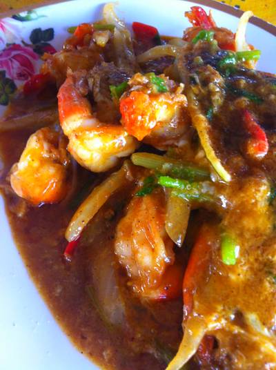 กุ้งผัดผงกะหรี่ ที่ ร้านอาหาร บัญเอิญรวย(ต้อย)