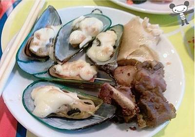 หอย หมูทอด มาจานเดียวกัน ที่ ร้านอาหาร Daiichi Emerald Hotel