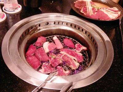 เริ่มปิ้งย่างกันได้แล้วค่ะ ที่ ร้านอาหาร Aka Ushi สาขาเมเจอร์รัชโยธิน