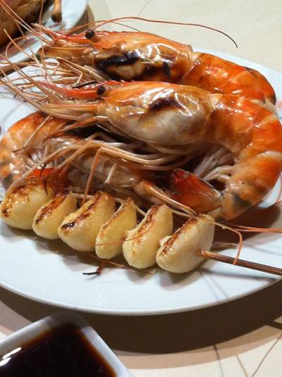 กุ้งย่างตัวโตพร้อมกระเทียมย่าง ที่ ร้านอาหาร Daiichi Emerald Hotel
