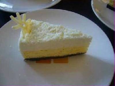 ไวท์ชอคโกแลตชีสเค้ก เค้กชิ้นนี้ก็ได้รสชาติชีสดีค่ะ ที่ ร้านอาหาร Cherubin