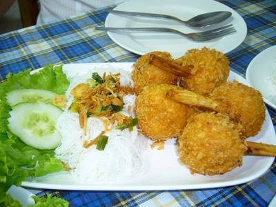 กุ้งพันอ้อยชิ้นใหญ่มากเลยจ้า ที่ ร้านอาหาร หนองคาย เสนา (ป้าสุ) ถนนพหลโยธิน