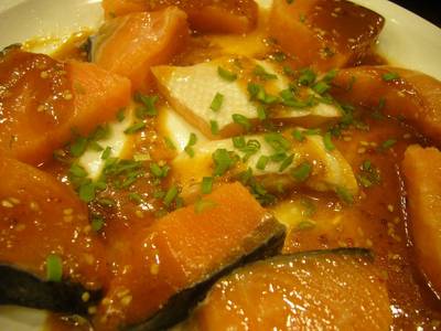 ปลาเเซลมอนสำหรับย่าง ที่ ร้านอาหาร Daichan Giants ยากินิกึ ไดจัง
