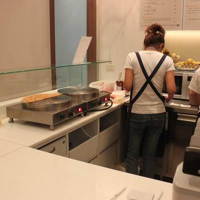 บริเวณนี้สามารถมองเห็นพนักงานทำเครปให้เราเลยค่ะ ที่ ร้านอาหาร Crepe Box Terminal 21