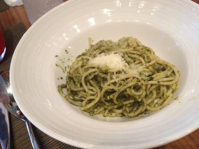 spaghetti pesto sauce ที่ ร้านอาหาร Crave Aloft Bangkok