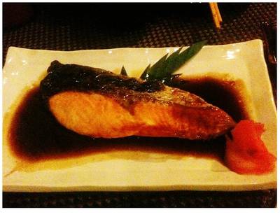 แซลมอนย่างซีอิ๊ว แซลมอนชิ้นมันโต หร้อมซอสชุ่มฉ่ำ ที่ ร้านอาหาร Kumo Fuze