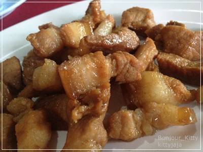 หมูคั่วเกลือ เมนูยอดฮิต  ที่ ร้านอาหาร หมอมูดง