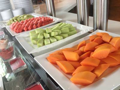 mixed fruit ที่ ร้านอาหาร Crave Aloft Bangkok