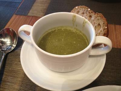 ซุปหน่อไม้ฝรั่ง สีไม่ค่อยชวนชิมเท่าไหร่ ที่ ร้านอาหาร Crave Aloft Bangkok