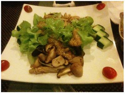 สลัดเห็ด ผักกรอบๆ กับ เห็ดสดๆ ที่ ร้านอาหาร Kumo Fuze