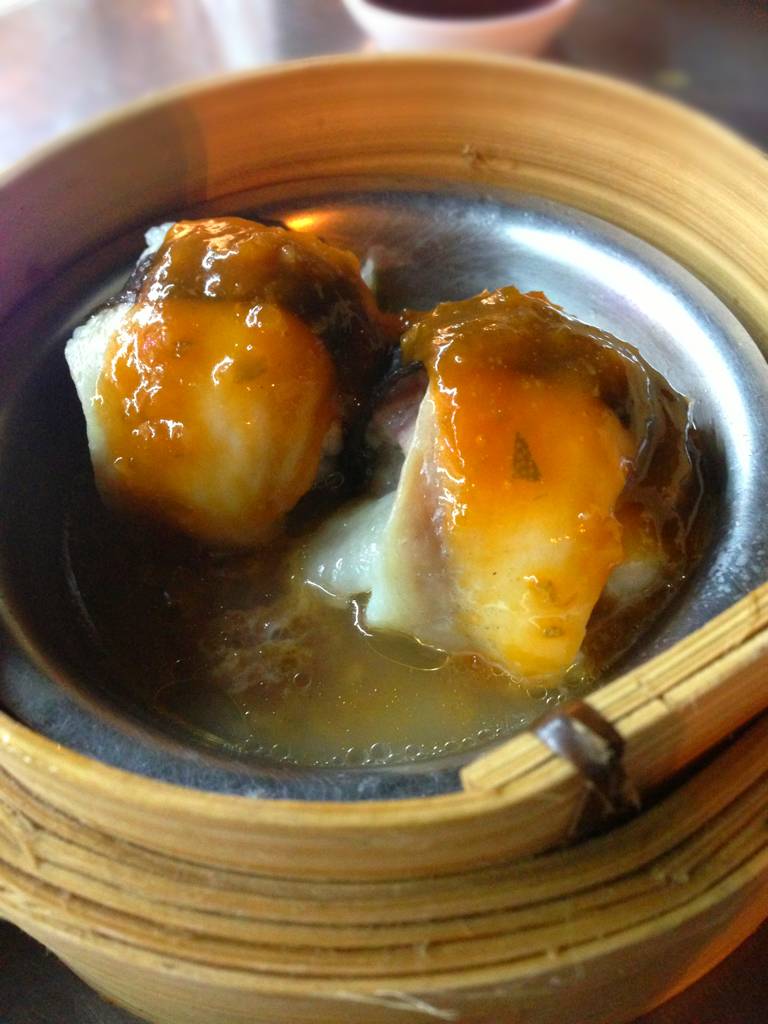 ซอสแปลกดีครับแต่ไม่ถูกปากผมซะงั้น ที่ ร้านอาหาร ครัวราชาติ่มซำ