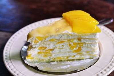 เครปเค้กมะม่วง .. แป้งแข็งไปนิด  ที่ ร้านอาหาร Mai bakery in garden
