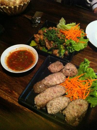 ไส้อั่วหลวงพระบาง & อบไก่ใบมะกรูดหลวงพระบาง ที่ ร้านอาหาร ส้มตำหลวงพระบาง ไส้อั่วหลวงพระบาง & อบไก่ใบมะกรูดหลวงพระบาง ที่ ร้านอาหาร ส้มตำหลวงพระบาง