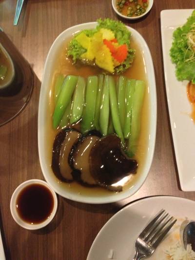 คะน้าฮ่องกงน้ำมันหอย นุ่มดี ที่ ร้านอาหาร บ้านไม้น้ำ