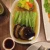 คะน้าฮ่องกงน้ำมันหอย นุ่มดี ที่ ร้านอาหาร บ้านไม้น้ำ