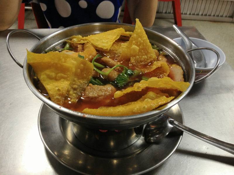 เย็นตาโฟหม้อไฟ ที่ ร้านอาหาร เย็นตาโฟแหลมฟ้าผ่า
