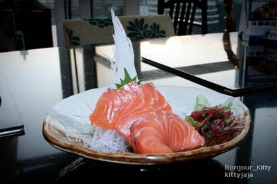 แซลมอนซาชิมิ  ที่ ร้านอาหาร Nippon Kai