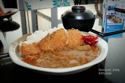 ข้าวแกงกะหรี่แซลมอน ที่ ร้านอาหาร Nippon Kai