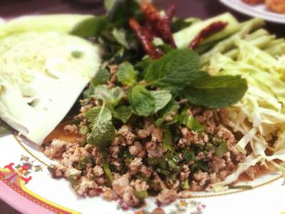 ลาบหมู รสจัดถึงใจ ที่ ร้านอาหาร ร้านอาหารจานเปล