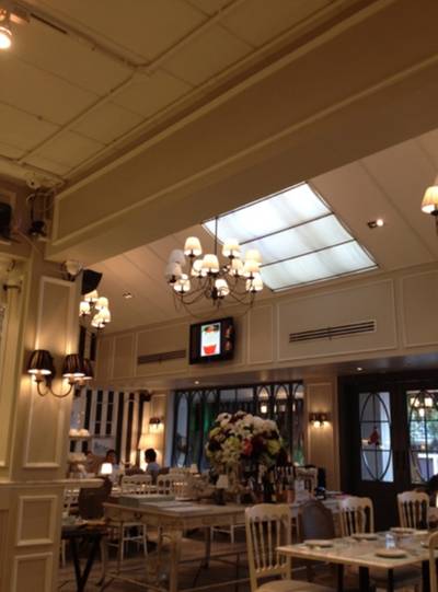 บรรยากาศภายในดีมากครับ มีครัวแบบเปิดให้เราเห็นด้วยครับ ที่ ร้านอาหาร Audrey Cafe & Bistro ทองหล่อ