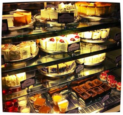 แอบแว๊บไปถ่ายเค้กน่าทานแต่วันนี้ไม่ไหวละครับ ที่ ร้านอาหาร Audrey Cafe & Bistro ทองหล่อ