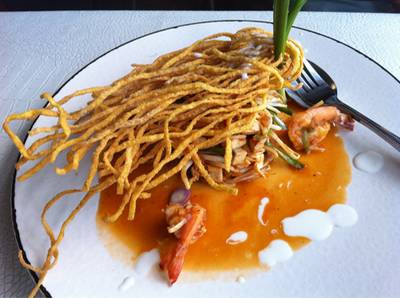 ผัดไทกุ้้งสด ที่ ร้านอาหาร Studio 9 Dining Theatre by The River