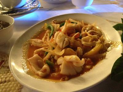 ปลาหมึกผัดไข่เค็ม ที่ ร้านอาหาร ปลาทู