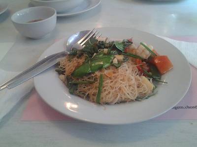 เส้นหมี่ผัดขี้เมากุ้ง (เขียนอย่างนี้รึเปล่านะ) หน้าตาก็น่ากิน รสชาติก็อร่อย ;P ที่ ร้านอาหาร ช้อนเงิน ช้อนทอง