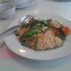 เส้นหมี่ผัดขี้เมากุ้ง (เขียนอย่างนี้รึเปล่านะ) หน้าตาก็น่ากิน รสชาติก็อร่อย ;P ที่ ร้านอาหาร ช้อนเงิน ช้อนทอง