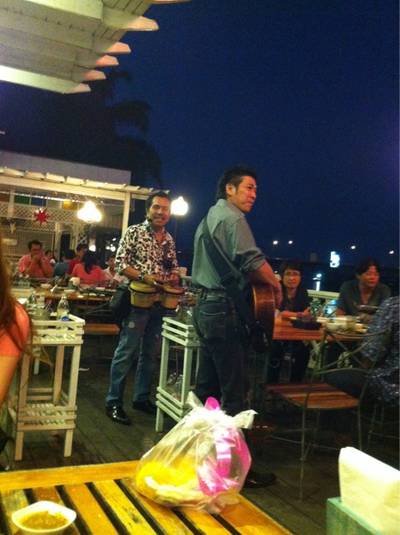 วงดนตรีเดินมาหาที่โต้ะ เล่นให้ฟัง อัธยาศัยดีมากเลยครับ ที่ ร้านอาหาร บ้านเหนือน้ำ