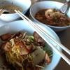 บะหมี่แห้งยำ เล้กน้ำยำ ที่ ร้านอาหาร ก๋วยเตี๋ยวหมูมะนาวแม่บุญมี
