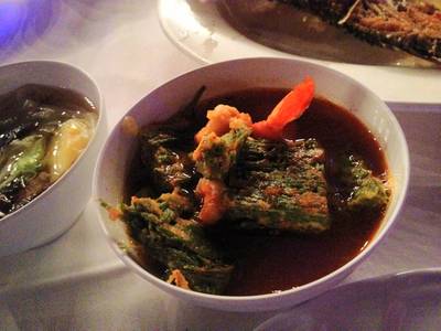 แกงส้มชะอมกุ้ง ที่ ร้านอาหาร ปลาทู