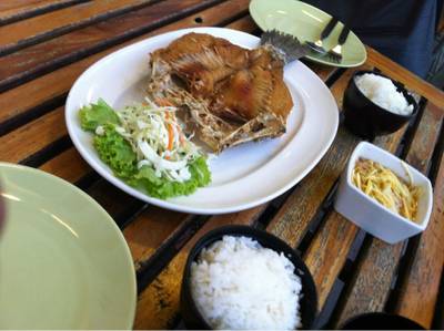 ปลาทอดด  ที่ ร้านอาหาร บ้านเหนือน้ำ