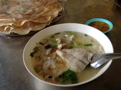ข้าวต้มปลา ที่ ร้านอาหาร ร้านกาแฟเจ๊กเปี๊ยะ