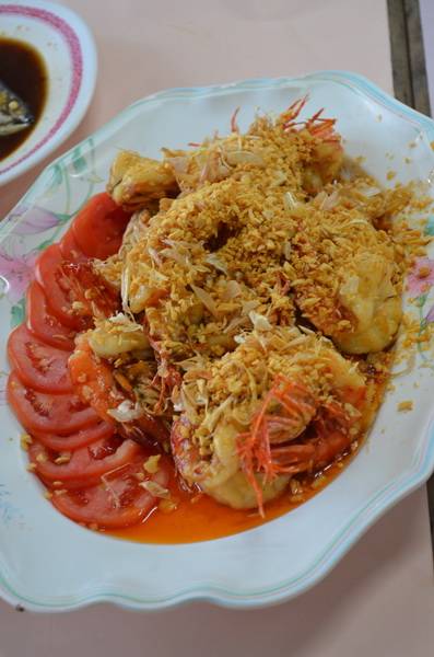 กุ้งแม่น้ำทอดกระเทียม ที่ ร้านอาหาร แดงอาหารทะเล (เจ๊แดง) เจ้าเก่า