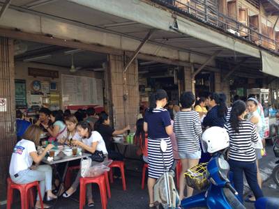 คนออแน่นร้าน ที่ ร้านอาหาร ร้านกาแฟเจ๊กเปี๊ยะ