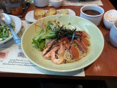 สปาเก็ตตี้เย็น ซาซิมิรวม ที่ ร้านอาหาร Jin Emon มาบุญครอง