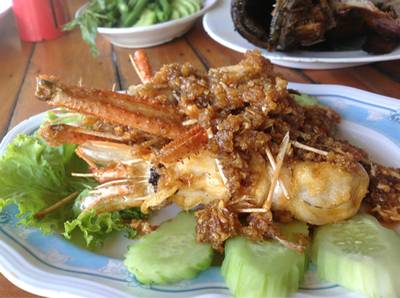 กุ้งทอดกระเทียม ที่ ร้านอาหาร ครัวทองแดง