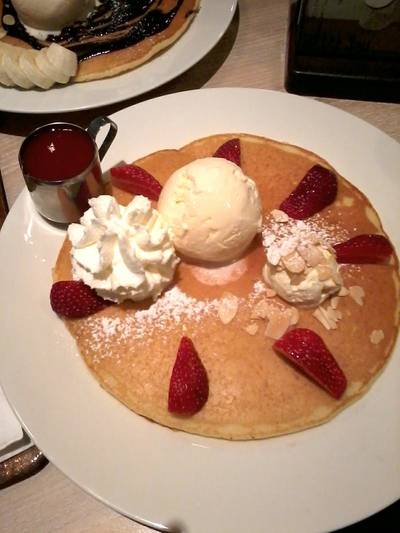  แพนเค้กสตรอเบอร์รี่  ที่ ร้านอาหาร After You Dessert Cafe เซ็นทรัลลาดพร้าว